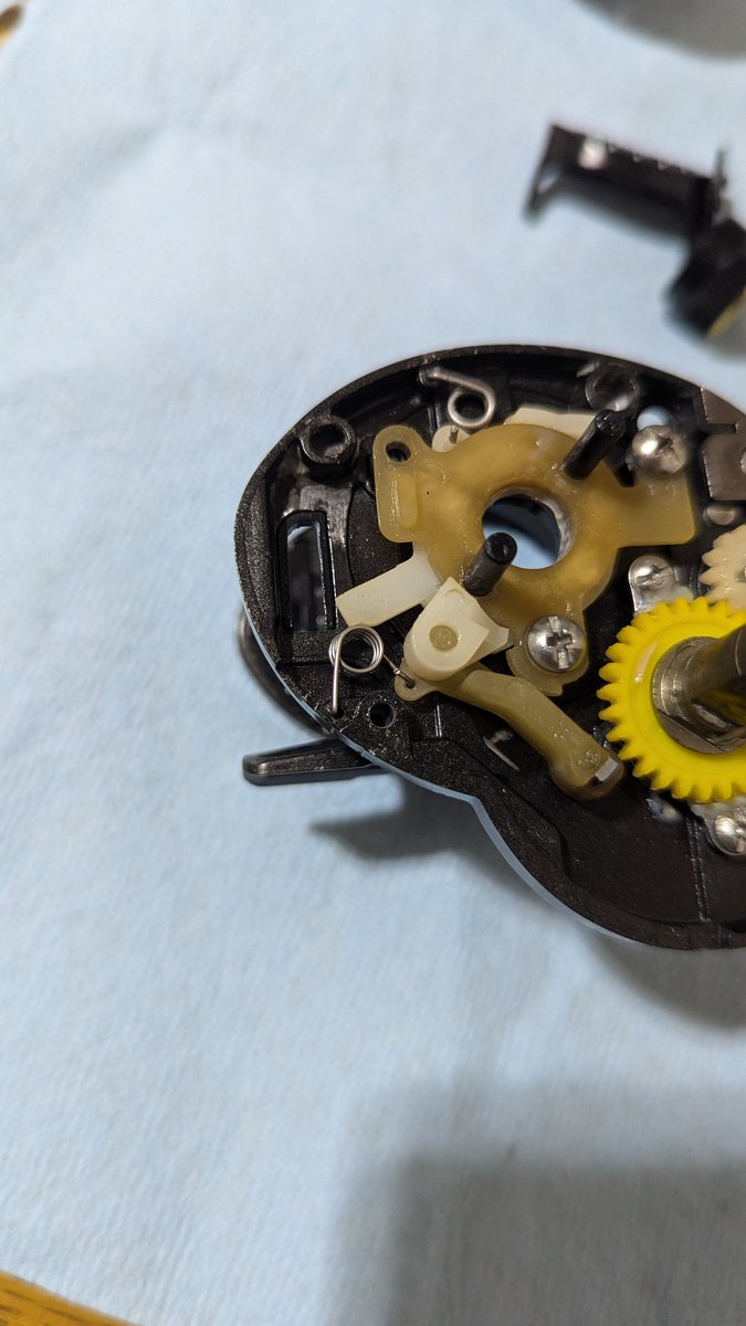 hamabouzux9's tweet photo. ビッグシューターコンパクトの
分解チェック
クラッチ弱いのがこの型の持病とのことで
スプリングを自作
線径は一緒で巻数が3→4
まぁ幾分かマシになりました。
それとスプールベアリングのフルセミ化
これは回転云々より錆びないので採用 https://t.co/Tj6VXlPhqs