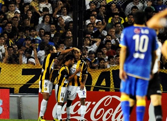 NicoFernandezBB's tweet photo. 📅⚽️ #UnDíaComoHoy 20/3/2011, @Olimpo_Oficial ganó por primera vez en #LaBombonera: fue 2-0 ante #Boca, con goles de #Rolle y @julitofurch (en el local jugaron #Palermo y #Riquelme). El "Aurinegro", dirigido por @OmarDeFelippeDT, quedó como líder del Clausura. #ElBombonerazo ⚫️🟡 https://t.co/B1nQArahMS