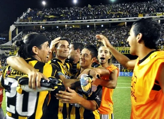 NicoFernandezBB's tweet photo. 📅⚽️ #UnDíaComoHoy 20/3/2011, @Olimpo_Oficial ganó por primera vez en #LaBombonera: fue 2-0 ante #Boca, con goles de #Rolle y @julitofurch (en el local jugaron #Palermo y #Riquelme). El "Aurinegro", dirigido por @OmarDeFelippeDT, quedó como líder del Clausura. #ElBombonerazo ⚫️🟡 https://t.co/B1nQArahMS
