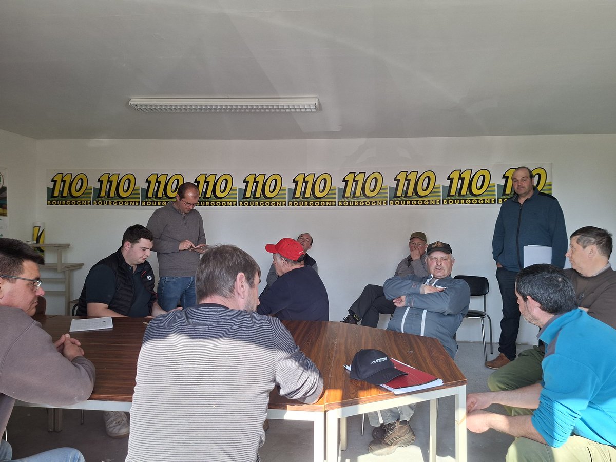 MaximeMartret's tweet photo. Point technique en Bassée Gâtinais et secteur Neuvy Sautour. Moment d'échange technique avec nos adhérents et partage d'expérience entre agris. @110Bourgogne @Ndevos3 https://t.co/PilZwVtmnc