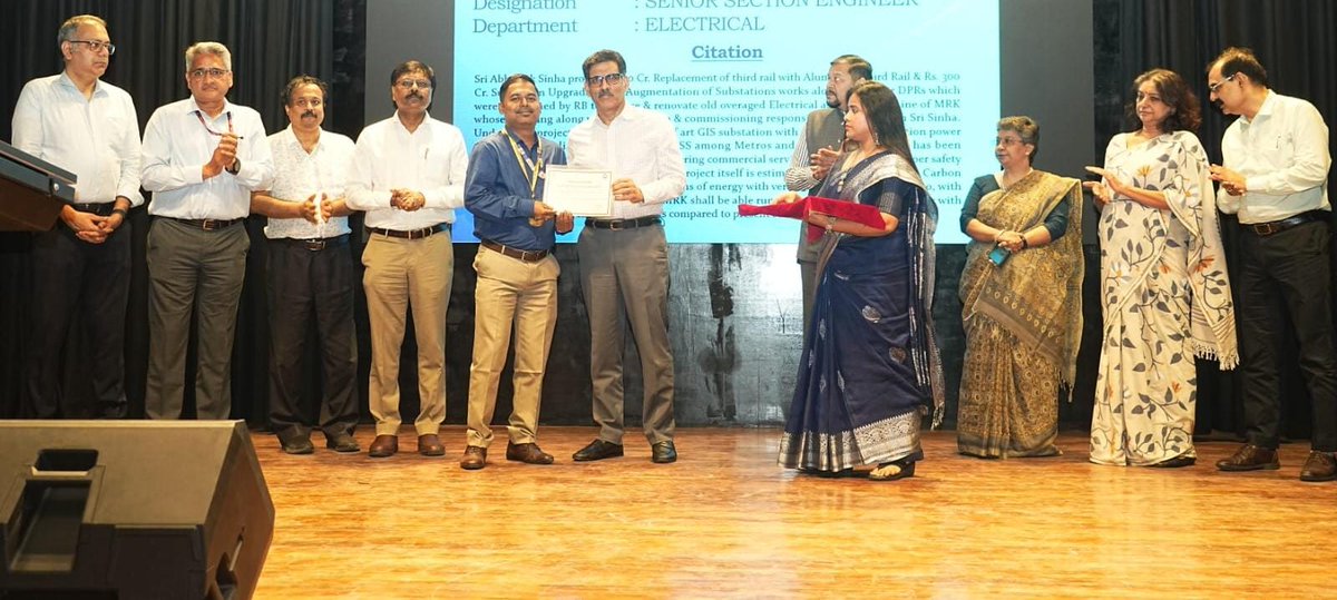 metrorailwaykol's tweet photo. Shri Subhransu S Mishra, GM, #MetroRailway, #Kolkata felicitating #Metro employees of different departments with #VishishtRailSevaPuraskar for their outstanding performance during the year 2025. https://t.co/wl6sb6OBhM