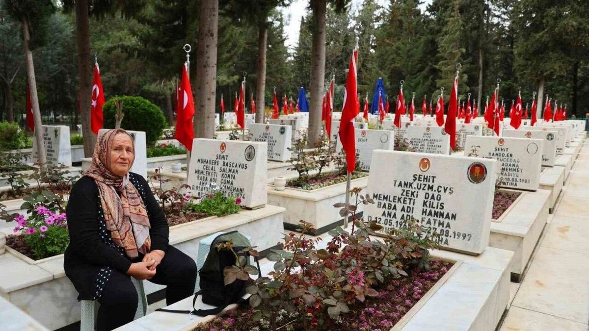 MustafaBeydoan's tweet photo. Herkes bayramlaştı sevdiğiyle kimi elini öptü büyüklerinin kimi mezarına sarıldı sevdiklerinin https://t.co/9kbSgbx7bc