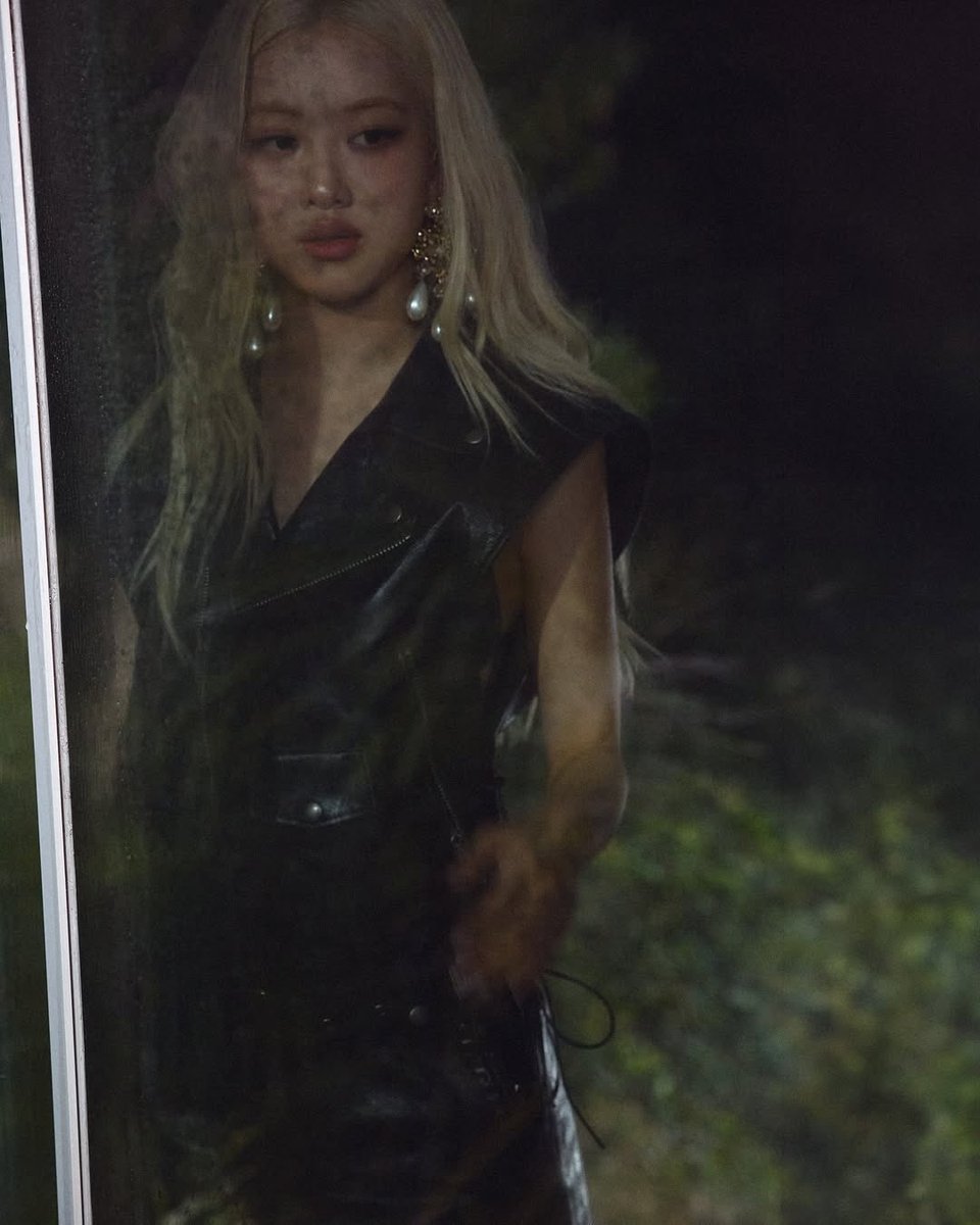 มีอะไรที่อยากจะพูดกับโรเซ่คนที่อายุ 19 มั้ยตั้งแต่เป็น BLACKPINK มั้ย?

#ROSÉ : แน่ๆเลยคือฉันจะพูดว่าเธอจะเข้าใจทุกอย่างเอง ถึงจะรู้สึกว่าไม่เข้าใจอะไรเลยและถึงจะกลัวความล้มเหลว เธอจะหาทางจนได้