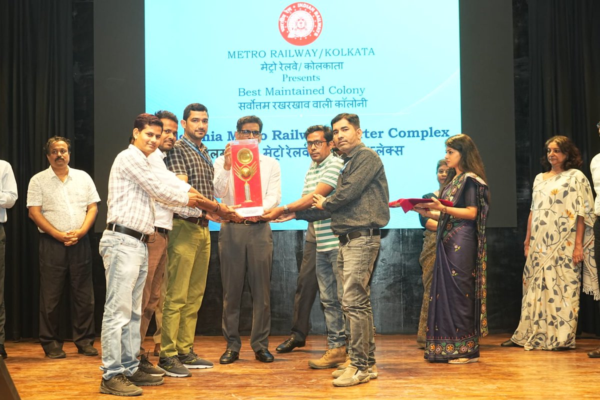 metrorailwaykol's tweet photo. Shri Subhransu S Mishra, GM, #MetroRailway, #Kolkata felicitating #Metro employees of different departments with #VishishtRailSevaPuraskar for their outstanding performance during the year 2025. https://t.co/wl6sb6OBhM