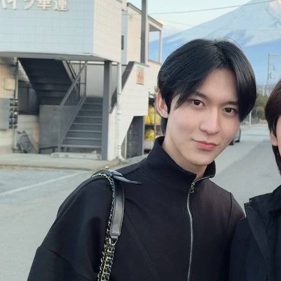 อื้อหือ หล่อทุกมุมของจริง มุมไหนก็แพ้กรามพี่เขา