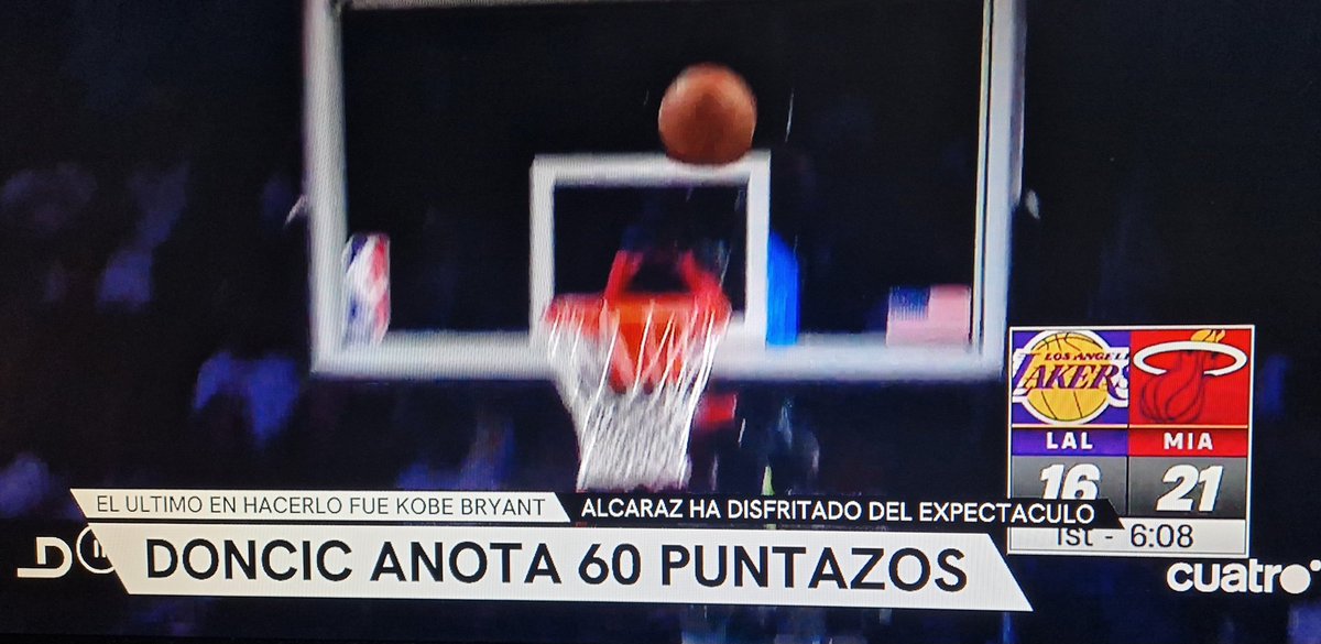 xiscof's tweet photo. En @DeportesCuatro también "disfritan" del "expectáculo"... El de los rótulos de @noticias_cuatro es terrible, no debe tener ni la ESO https://t.co/SX9Zy7YSFn