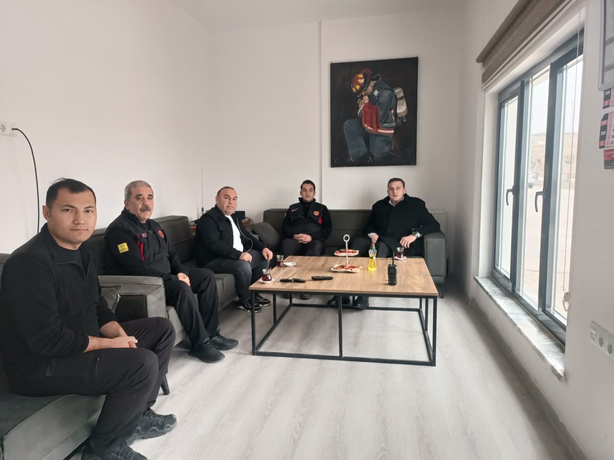 Kaymakamımız Sn. Ali Can YILDIZ; İlçe Emniyet Amirliğini, İlçe Jandarma Komutanlığını, İlçe Devlet Hastanesini ve İtfaiye Merkezini ziyaret ederek görevi başındaki kamu çalışanlarımız ile bayramlaştı.