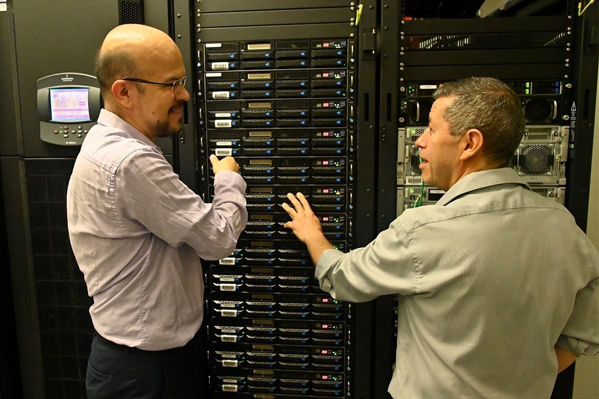wvstatejournal's tweet image. The new "Harpers Ferry" supercomputing cluster is officially live, boasting 10,000 compute cores to accelerate breakthroughs in AI, materials science, and more.

See more about this $1.3M investment in the comments! 👇

#wvnews #WVU #HPC #HarpersFerry #WestVirginia #TechNews