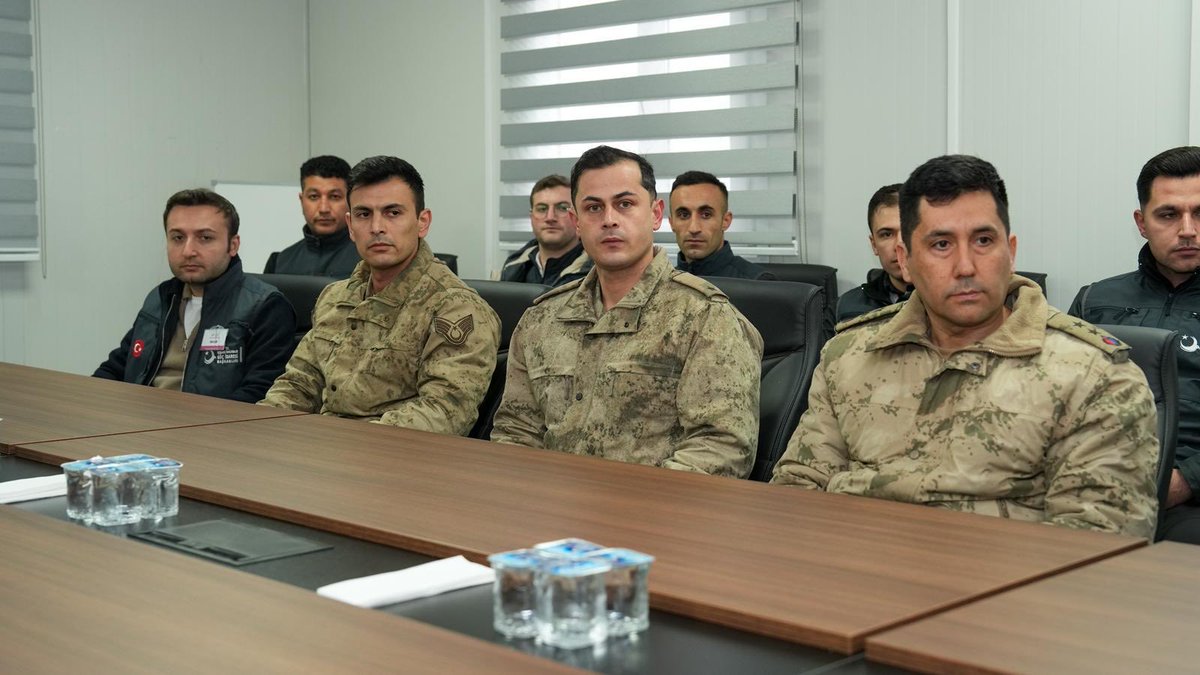 TC_istanbul's tweet photo. Valimiz Davut Gül, Ramazan Bayramı’nın 1. gününde Arnavutköy Geri Gönderme Merkezi’ne bayram ziyaretinde bulundu.

Merkezde yürütülen tedbirlere yönelik denetimlerde bulunarak görevli personellerle bayramlaşan Vali Gül’e, Arnavutköy Kaymakamı Mahmut Hersanlıoğlu ve İl Göç İdaresi Müdürü Hüseyin Kemal İlday eşlik etti.

@gul_davut

#RamazanBayramı
#BayramSensizOlmaz