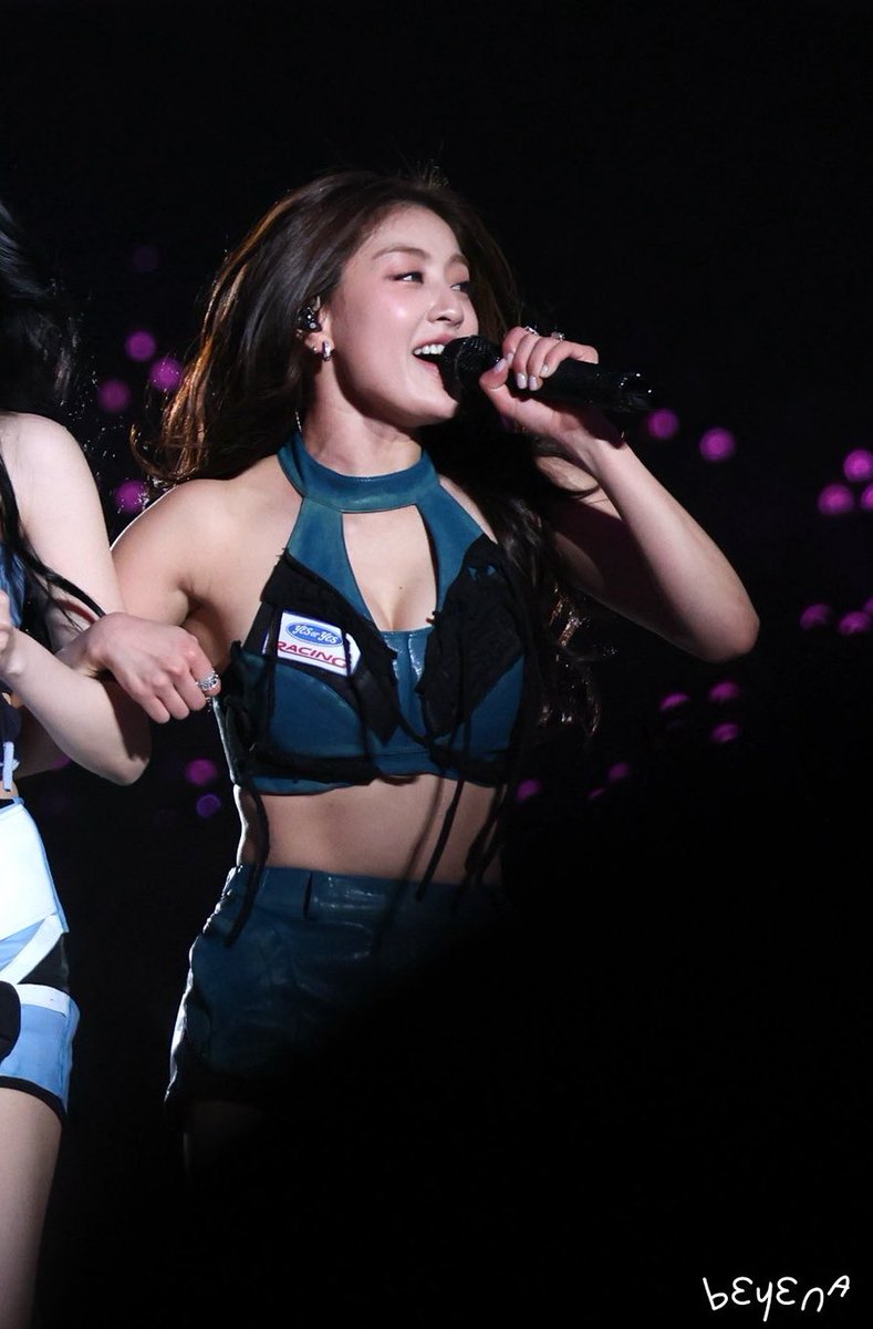 pjhyopics's tweet photo. OMGGGGG PARK JIHYO WITH THIS FIT https://t.co/rz2033SvEB
