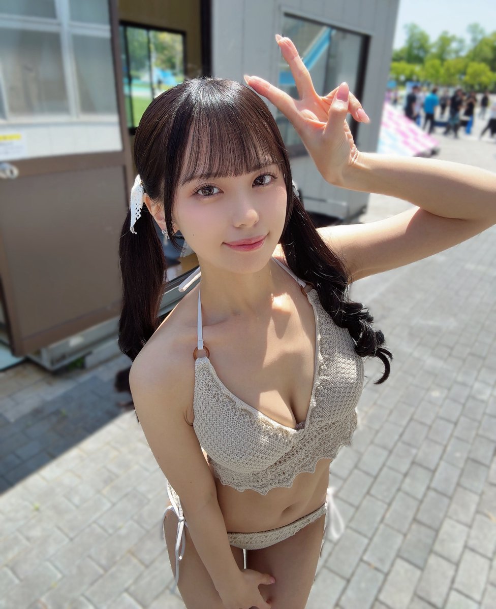 Cryokinesis1119's tweet image. 水着の女性が透き通る氷の像へと変化する

#asfr 
#petrification
#frozen
#氷漬け
#氷像化
#固め