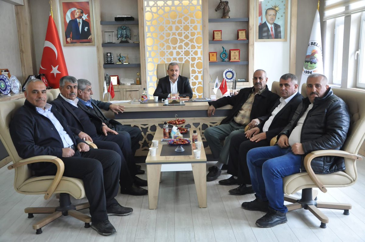 GunkBelediyesi's tweet photo. ❤️GÜNKIRI❤️

Belediye Başkanımız Sn İlhan Çetinsoy, Ramazan Bayramı vesilesiyle düzenlenen bayramlaşma programında vatandaşlarla bir araya gelerek bayram tebriklerini kabul etti.
Belediye hizmet binasında düzenlenen geleneksel bayramlaşma töreni, samimi bir atmosferde gerçekleşti https://t.co/tmRfExnTPb