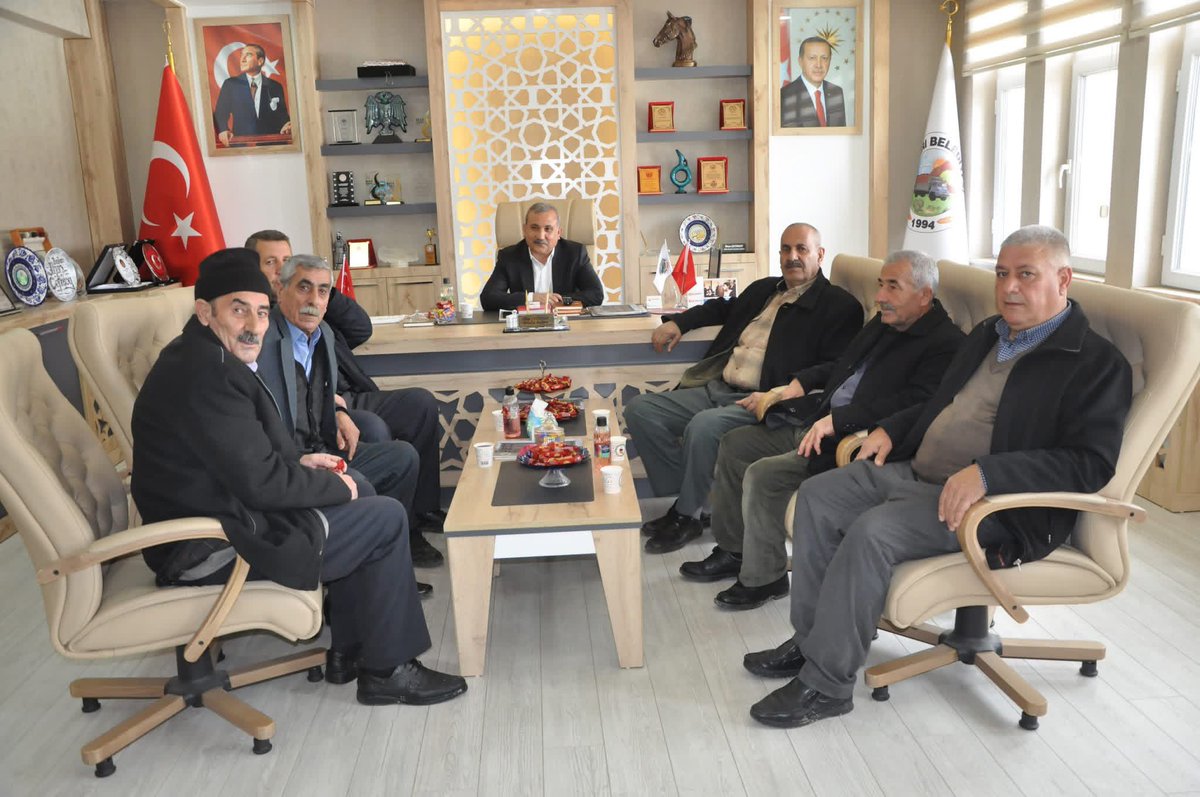 GunkBelediyesi's tweet photo. ❤️GÜNKIRI❤️

Belediye Başkanımız Sn İlhan Çetinsoy, Ramazan Bayramı vesilesiyle düzenlenen bayramlaşma programında vatandaşlarla bir araya gelerek bayram tebriklerini kabul etti.
Belediye hizmet binasında düzenlenen geleneksel bayramlaşma töreni, samimi bir atmosferde gerçekleşti https://t.co/tmRfExnTPb