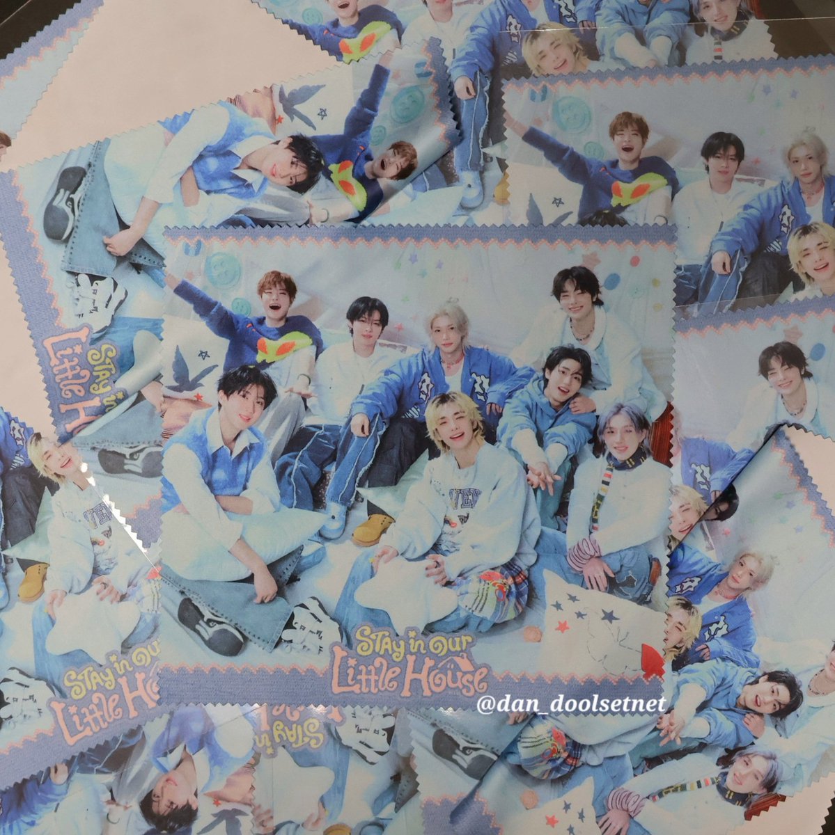 dan_doolsetnet's tweet photo. Stray Kids 6TH FANMEETING
.・✭ 𝗦𝗧𝗔𝗬 𝗶𝗻 𝗢𝘂𝗿 𝗟𝗶𝘁𝘁𝗹𝗲 𝗛𝗼𝘂𝘀𝗲 ✭・.

📷공연 중 카메라 렌즈를 닦아줄 안경닦이✨️
🤓스키즈 팬미팅에서 나눔합니다🥰

💛일시: 첫첫(3/28), 막첫(4/4), 막막(4/5)
🩷수량: 일별 25장
🩵시간/장소 당일 타래로
💙인당 1개씩
🤍인증: 게시글　RT https://t.co/4QNnYtGfBq
