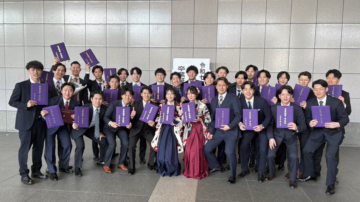 HGUbaseball's tweet photo. 4年生のみなさん卒業おめでとうございます🌸

4年生は全日本大学野球選手権大会で46年ぶりのベスト8という素晴らしい記録を残してくれました
先輩たちに追いつけるように日々練習に励んでいきます！

大学で得た経験を活かしてこれからも頑張ってください！
 #北海学園大学
  #北海学園大学硬式野球部 https://t.co/CFAWs1uNhg