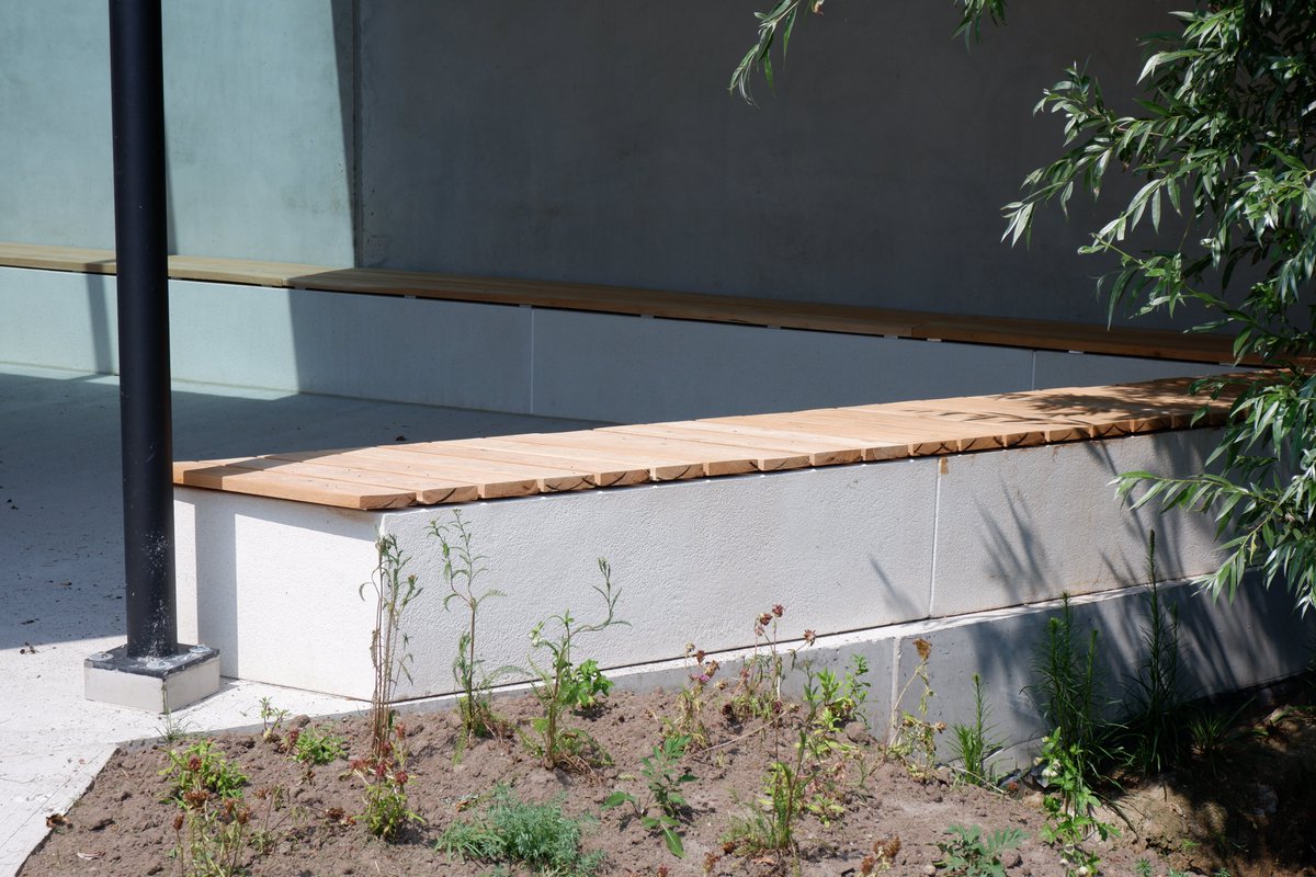 UrbaStyle's tweet photo. Building of multifonctional building in Torhout (BE).

Customized by @UrbaStyle : benches, seats and steps - finishing Ferro, colour white.

With VZW Huize Tordale, Detoo Architects and Himpe NV. https://t.co/QUJroCDNg9