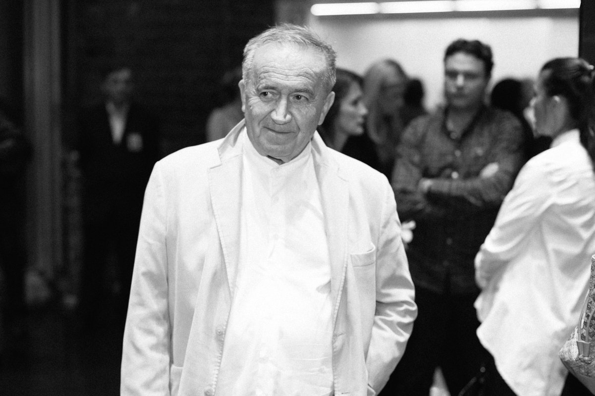 Danas je u Beogradu preminuo dramaturg i pisac Božo Koprivica.
Kao dramaturg je sarađivao na predstavama JDP-a: Pred penzijom (2006), Don Krsto (2007), Tartif (2008), Rođeni u YU (2010), U močvari (2009), Razvojni put Bore Šnajdera (2023).
Navijao je za Partizan.
