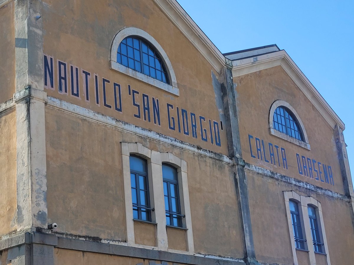 LaurentPoli115's tweet photo. 5ème jour à Gênes. Visite du lycée naval San Giorgio. Présentation des projets développés au lycée, séance de préparation au test d'admission à l'université en 5ème année et échange avec le proviseur,en particulier, sur les modalités du SOS maths après les cours #peer2formaths https://t.co/vNU2tLAePq