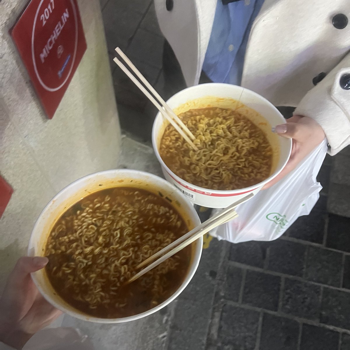 yuuu___228's tweet photo. コンビニで袋麺食べれるの感動
そして深夜のラーメン最高

#日常垢
#日常垢さんと繋がりたい https://t.co/O4to2VD5zh
