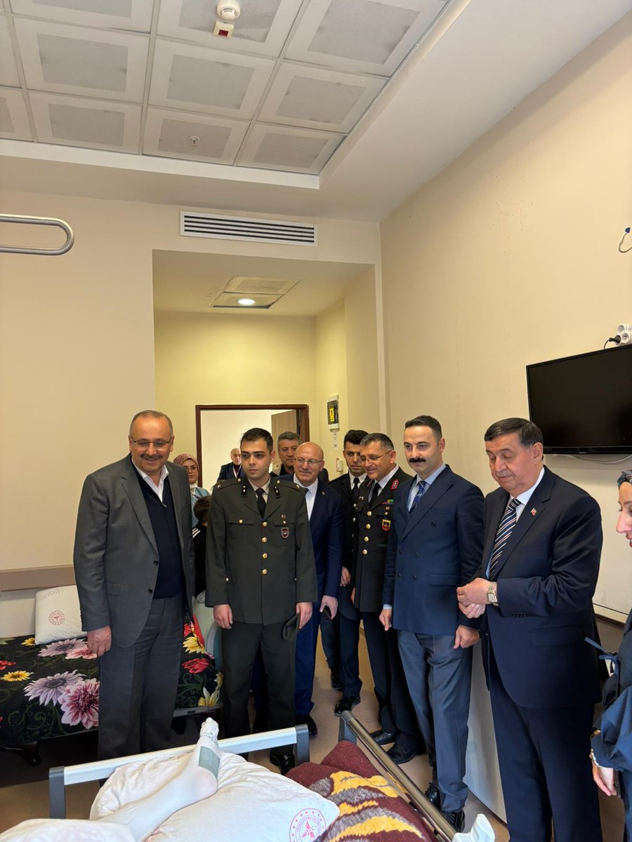 Havzadh's tweet photo. Havza kaymakamımız Sayın Mustafa AYVAT Belediye Başkanımız Sayın Murat İKİZ çok değerli protokol üyeleri Ramazan Bayramı sebebi ile  nöbetçi personelimize hasta ve hasta yakınlarının bayramını kutlamışlardır tüm protokol üyelerine Havza Devlet Hastanesi adına teşekkür ederiz. https://t.co/gW3SN6YptK