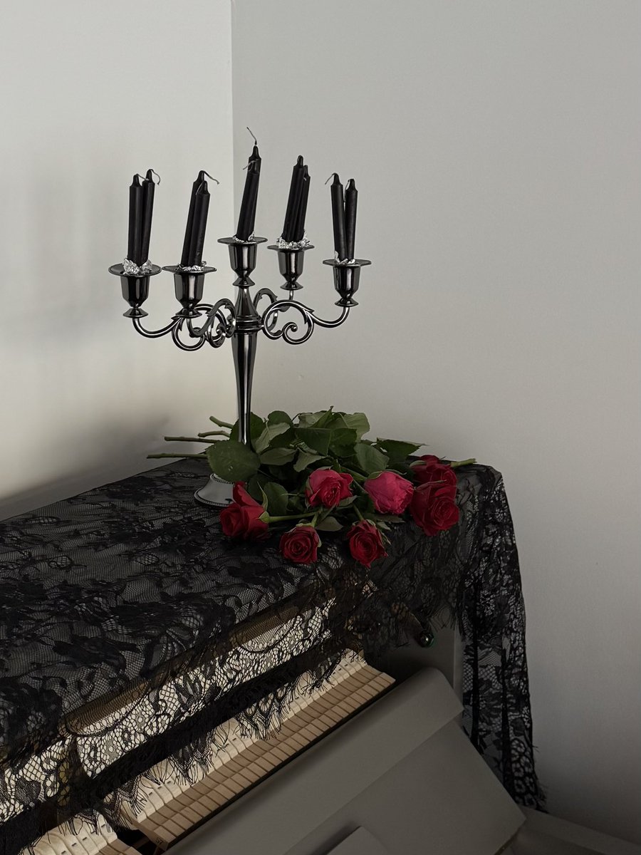 nieve ella tweet media