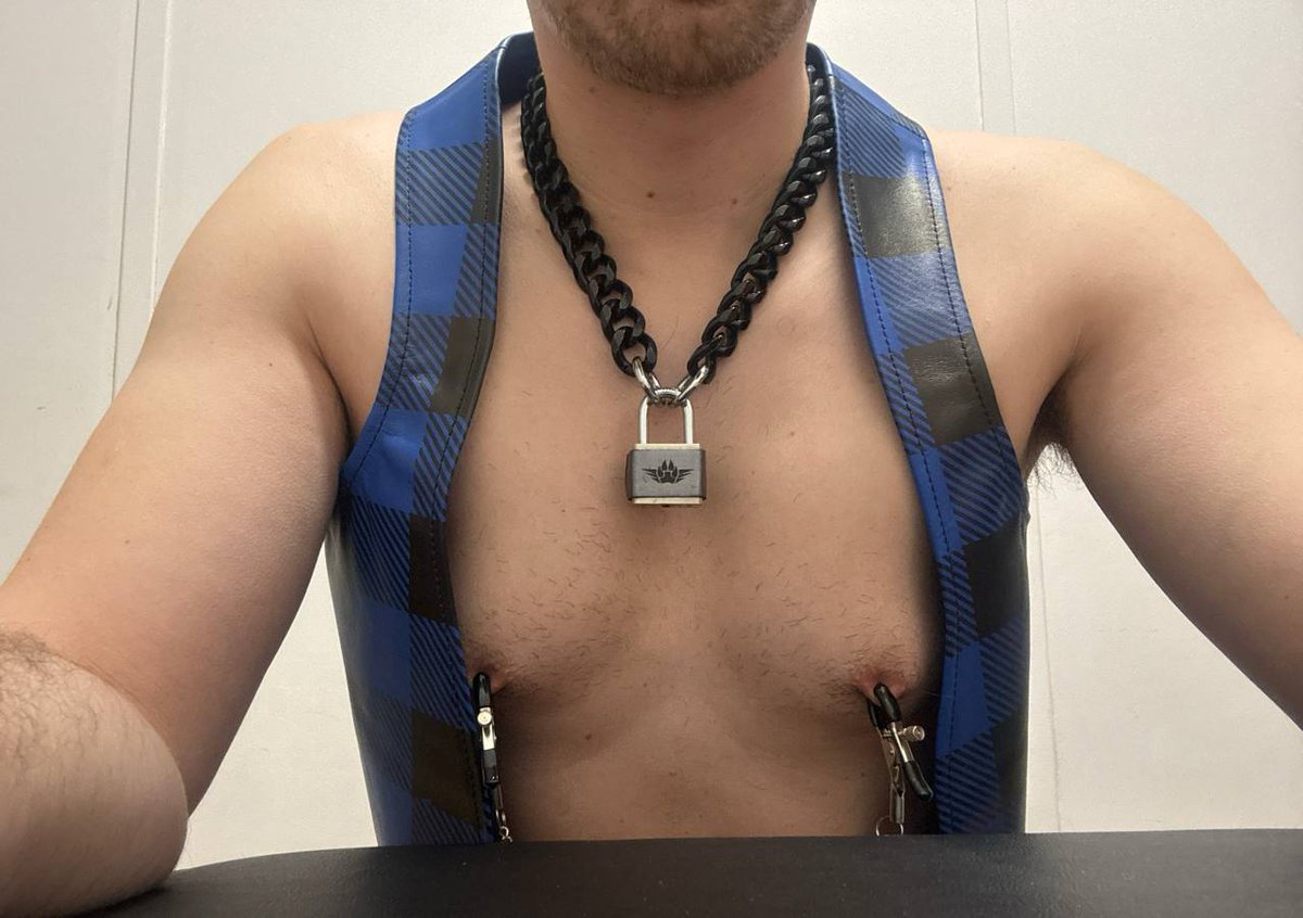 FreyJohn6's tweet photo. Me tétines de salope soumise ne servent qu'au plaisir de mon maitre @BIFAB2
Merci de me permettre de les utiliser
#pinces #téton #soumis #bastard https://t.co/vWykjp2NKI