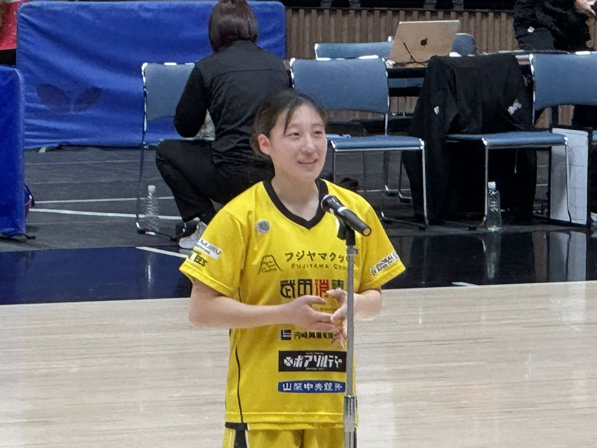 y_hanada's tweet photo. #山梨クイーンビーズ
昇格入替戦 対アイシン
第1戦は見事勝利〜〜身長の勝る相手にDFリバウンドでも負けない強度の守備で相手をロースコアに抑え、身長158cmの我がポイントガードサキさん(池田選手)も攻守に大活躍！　終盤に出場したニコさん(石川選手)も綺麗に3ポイントを決めてくれました😊 https://t.co/kU8M2v9H61