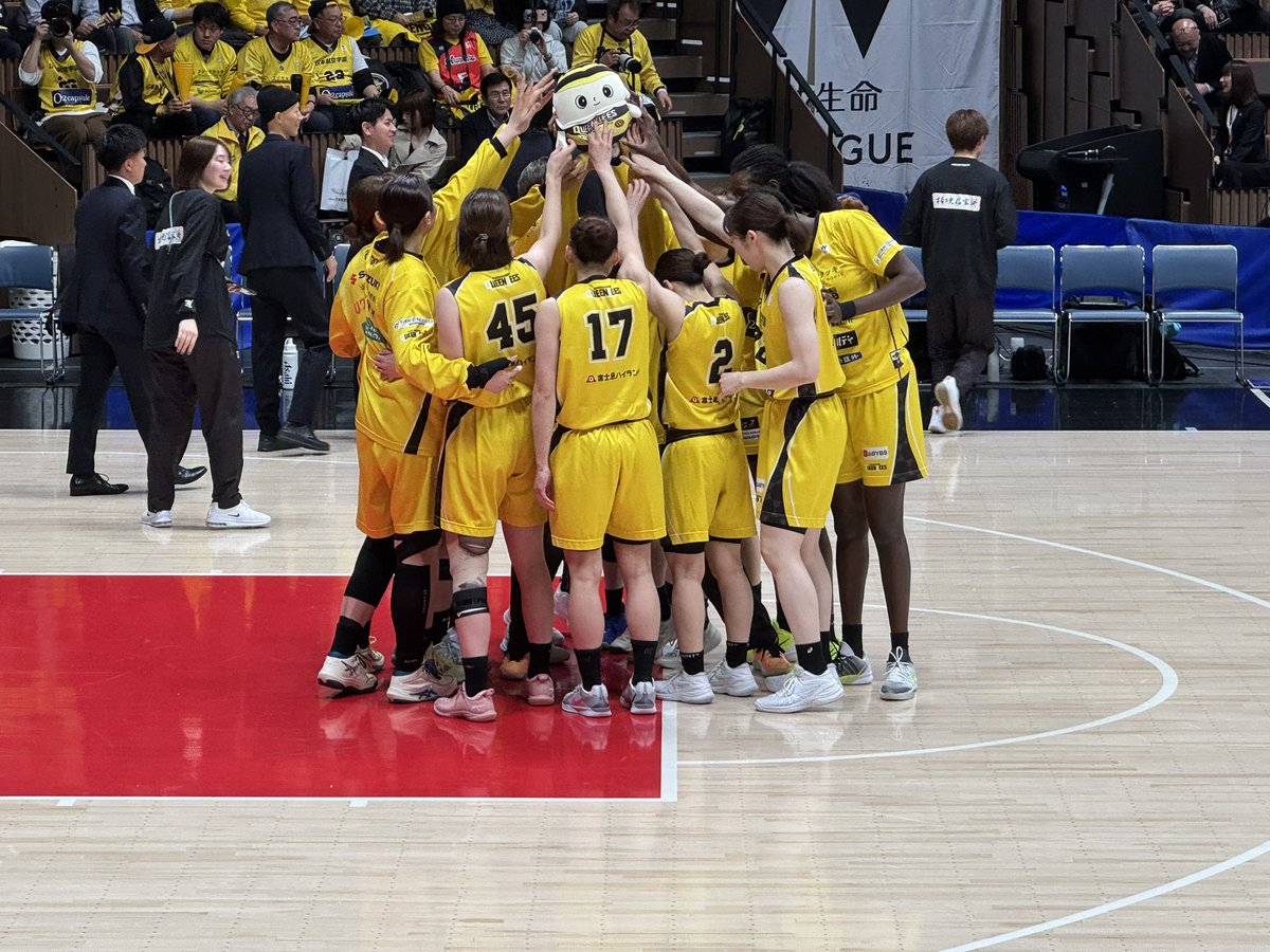 y_hanada's tweet photo. #山梨クイーンビーズ
昇格入替戦 対アイシン
第1戦は見事勝利〜〜身長の勝る相手にDFリバウンドでも負けない強度の守備で相手をロースコアに抑え、身長158cmの我がポイントガードサキさん(池田選手)も攻守に大活躍！　終盤に出場したニコさん(石川選手)も綺麗に3ポイントを決めてくれました😊 https://t.co/kU8M2v9H61