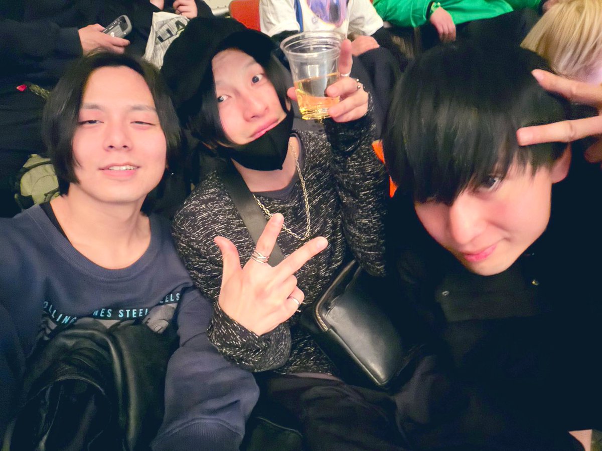 HsgcK2's tweet photo. バカ呑んだ
数少ない年近ベーシストの仲間達、LOVEですよ本当に、なぜならツラもベースプレイも最高なので
頑張っていきましょい✌️ https://t.co/LGJV3kO5E1