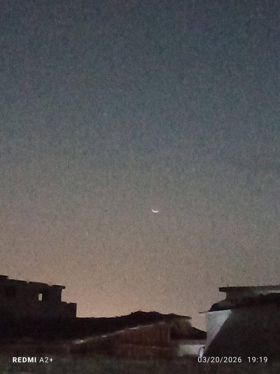 بھئی بہت ہی گھٹیا رزلٹ ہے ہمرے موبائل کے کیمرے کا
مگر چاند دیکھنے کے بعد ایک گانا یاد آیا

چاند کے پاس جو ستارہ ہے وہ ستارہ حسین لگتا ہے

اور کمبخت تصویر میں وہی نہی آیا
😔😔😔