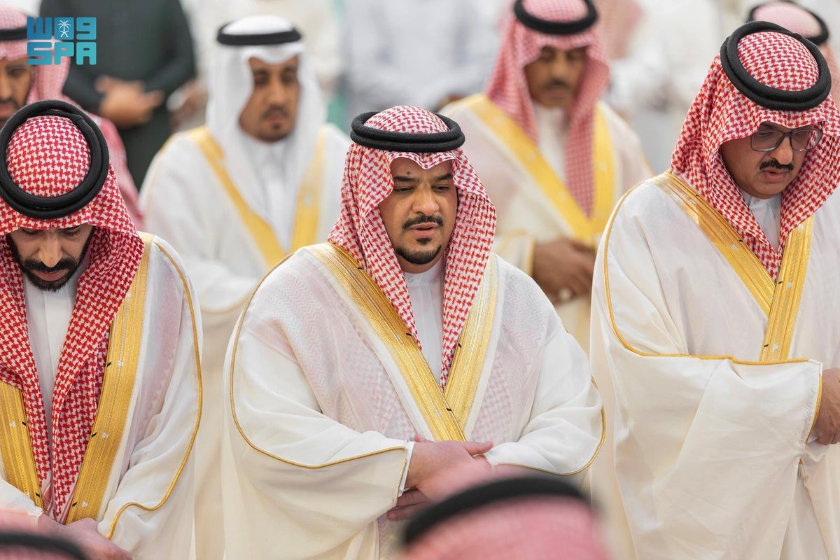 KNews2030_KSA's tweet photo. أدى صاحب السمو الملكي الأمير محمد بن عبدالرحمن بن عبدالعزيز نائب أمير منطقة #الرياض، عقب صلاة الجمعة اليوم، صلاة الميت على حرم الشيخ سلطان بن سلمان بن حثلين، الشيخة الجازي بنت فلاح بن حثلين -رحمها الله-، وذلك في جامع الإمام تركي بن عبدالله بالرياض. https://t.co/zES51Dhu8R