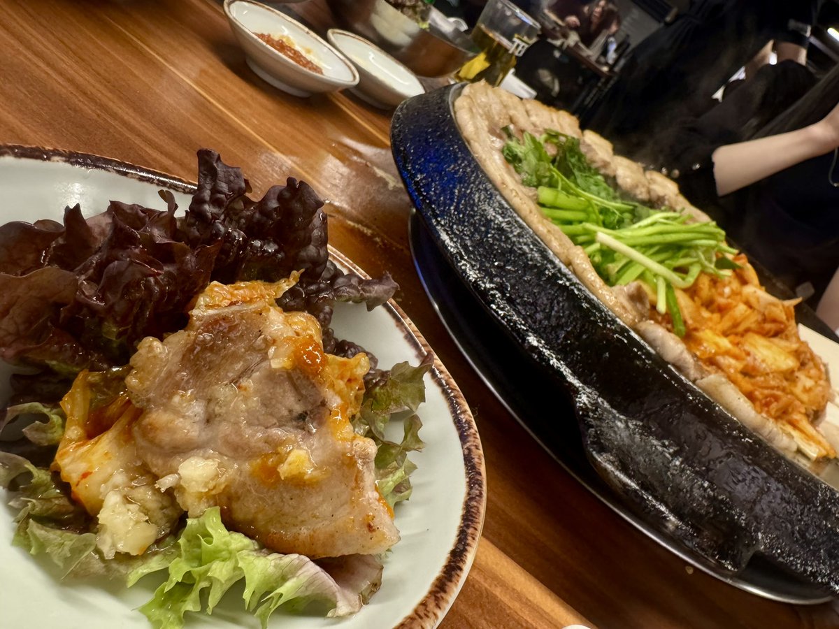 728fifth's tweet photo. 📍韓国 明洞
・松炭プデチゲ
・9ムセキムチサムギョプサル
どっちも夜遅くまでやってるから22時近くまでショッピングしたあとでも入れる
プデチゲの方は面倒見の良いおばちゃんが手際よくオーダ��聞いて作ってくれる
サムギョプサルは日本人多いからなにも困らない！ちょっと人気かも？ https://t.co/L7N2FLDAx4