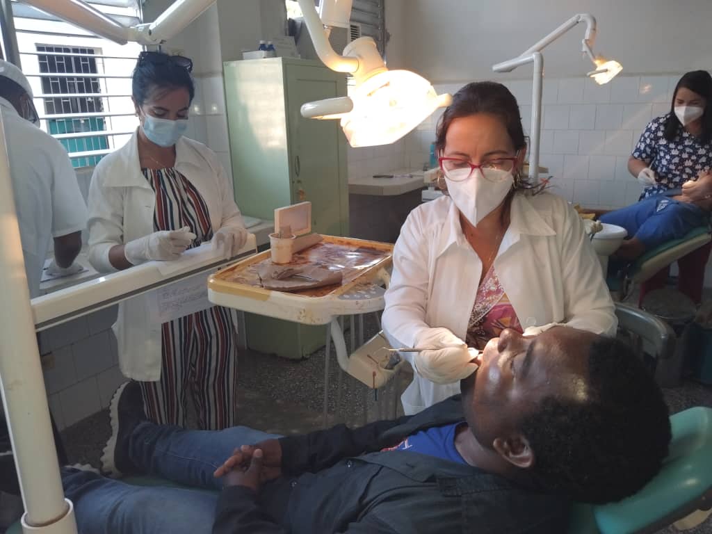 En el Día Internacional de la Salud Bucal, Cienfuegos sonríe con fuerza: bajo el lema “Una boca feliz es… una vida feliz” 😁🦷✨, su red estomatológica —16 policlínicos, 35 servicios aislados, 6 clínicas, 4 unidades provinciales, 214 equipos dentales y 17 laboratorios—💙🌟👩‍⚕️👨‍⚕️