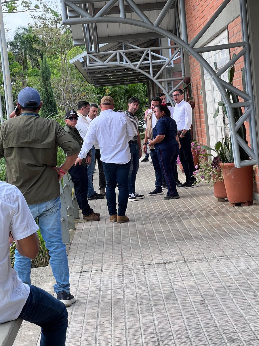 En el campus Caucasia de la <a href="/UdeA/">Universidad de Antioquia</a> se lleva a cabo el 2° día de reunión entre la Mesa Minera del Bajo Cauca, Valdivia y Sur de Córdoba con representantes de <a href="/mindefensa/">Mindefensa</a> <a href="/MinEnergiaCo/">Minenergía</a> <a href="/MinAmbienteCo/">MinAmbiente Colombia</a> <a href="/ANMColombia/">AgenciaNaldeMinería</a> alcaldías del Bajo Cauca <a href="/GobAntioquia/">Gobernación de Antioquia</a> <a href="/GobCordoba_/">Gobernación de Córdoba</a> <a href="/DefensoriaCol/">Defensoría del Pueblo</a> etc