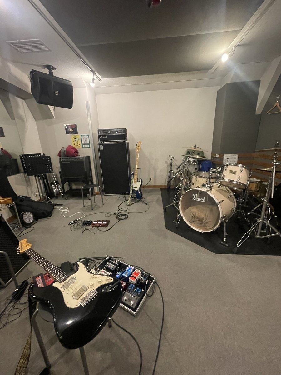 microzakk's tweet photo. バトイディアのスタジオ練習でした！
来週3/28(土)吉祥寺バオバブでライブです！

弾けば弾くほどに指が痛くて動かなくなりつつありますが、まだ弾ける。

がんばる。

#batoidea #バトイディア
#町田ACT 304号室 https://t.co/RFpQKzm3o0