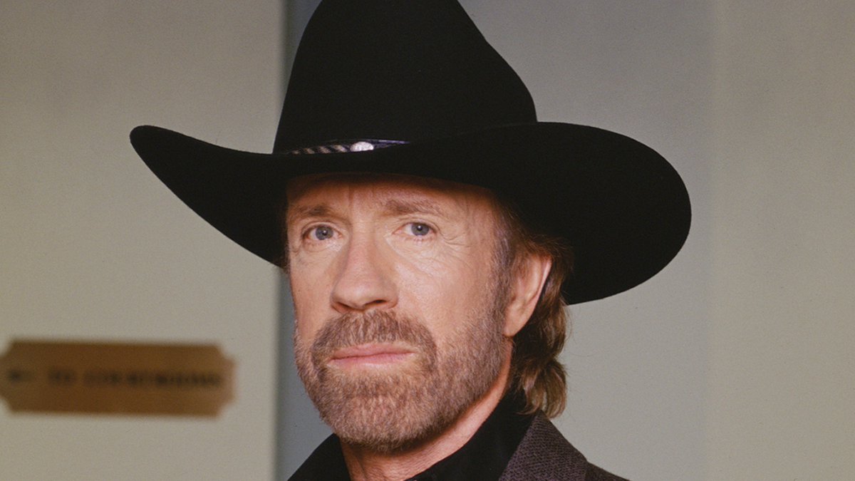 Chuck Norris no muere, sólo lleva sus combates a otro plano...
