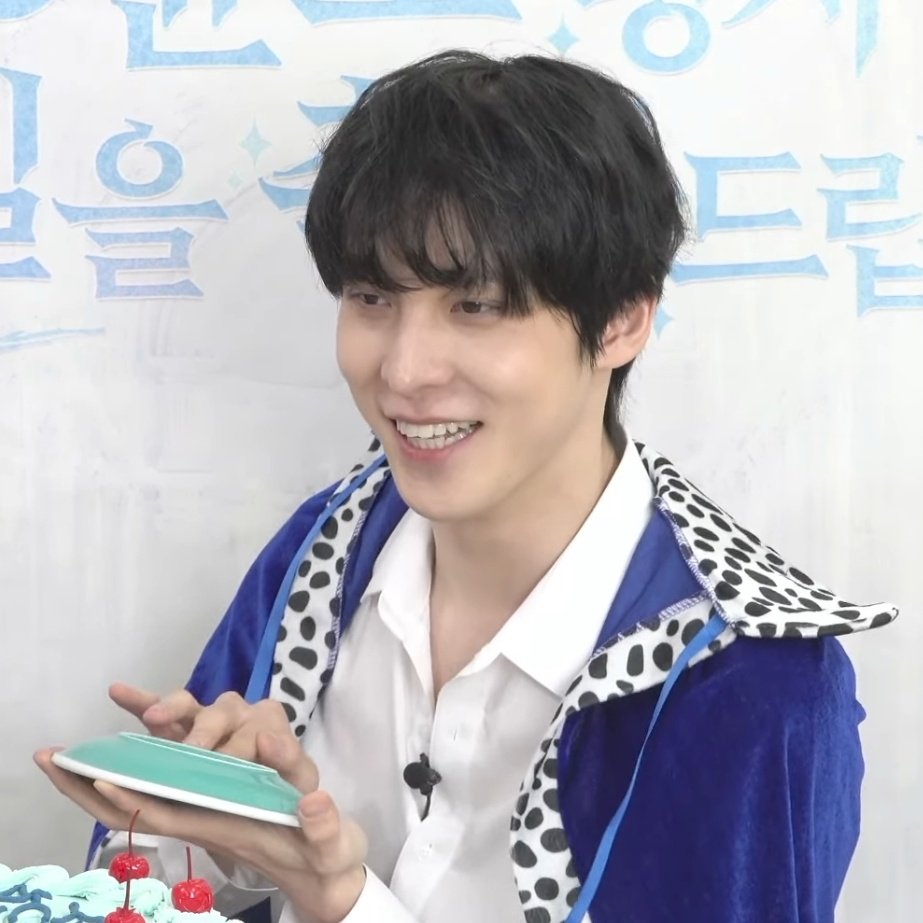 Computer tweet media