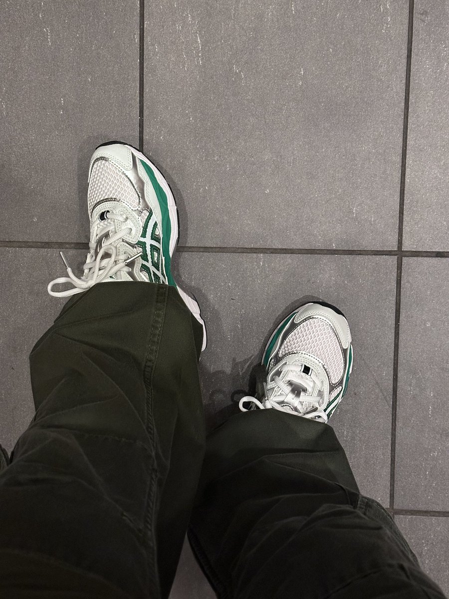 Small Feet Big Heat tweet media