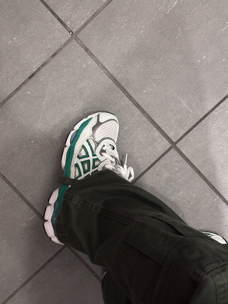 Small Feet Big Heat tweet media