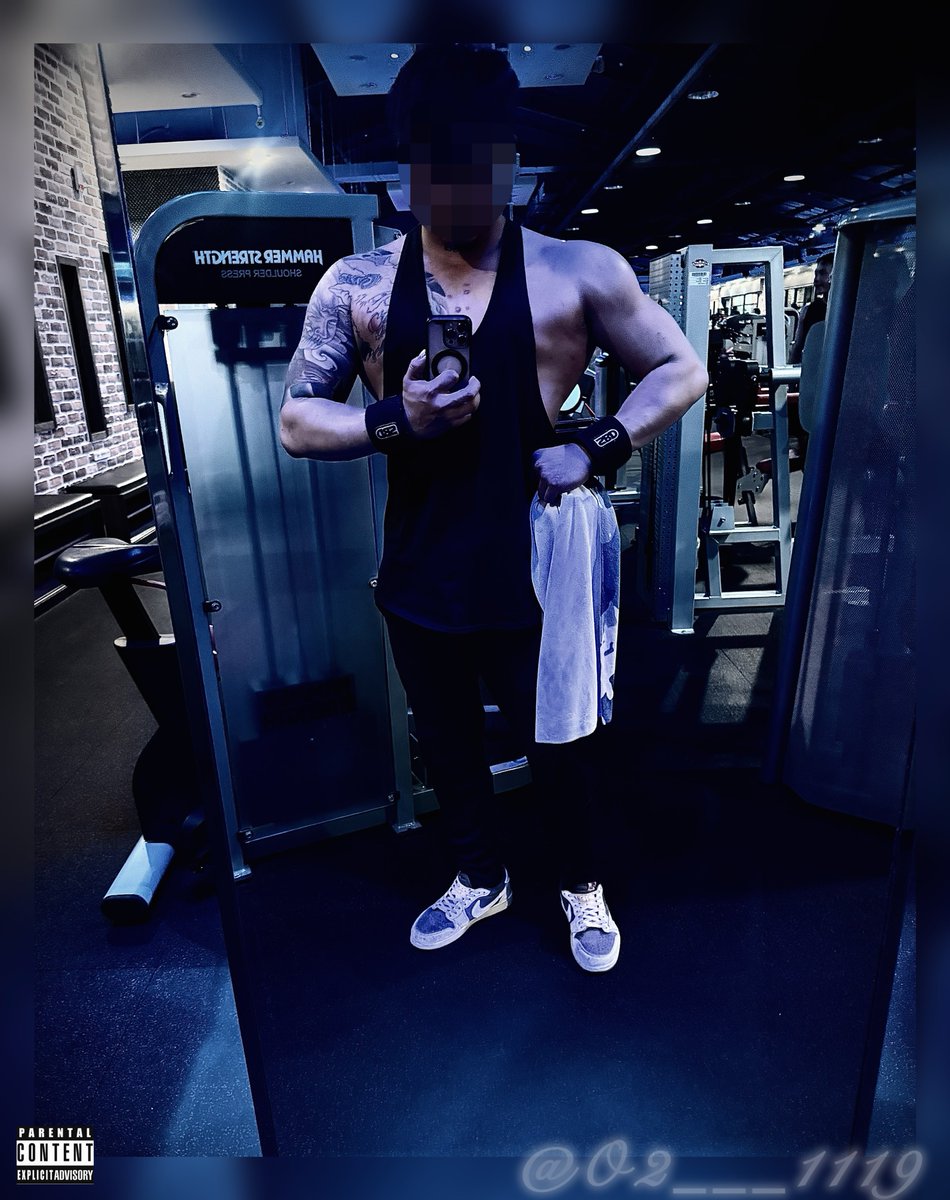 O2___1119's tweet photo. 由於肩膀天賦太好，
相較之下…….
胸真的練得跟💩一樣🤮
#工地 #workout https://t.co/1xi3ecKcUD