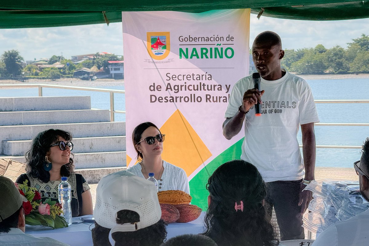 ARNColombia's tweet photo. Mardoqueo Cortés, rep. legal COOMUNTU, resaltó que esta lancha les permitirá comprar y vender el cacao en varios territorios.

🌱 Con la Estrategia de Sostenibilidad se busca generar ingresos, consolidar capacidades empresariales asociativas y promover el arraigo territorial. https://t.co/M9gfxCIYrf