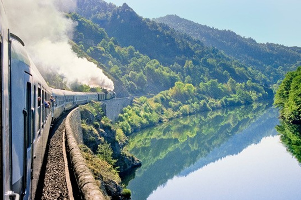 NowBoardingNB's tweet photo. As belezas e paisagens do Interior da França são desvendadas em passeios de trem. De Paris dá para ir a Bordeaux, Saint-Émilion e Toulouse e encontra vilarejos preservados
https://t.co/XRjROdC43w
#franca #paris #bordeaux #saintemilion #toulosse #trem https://t.co/TbgDPhV7CY