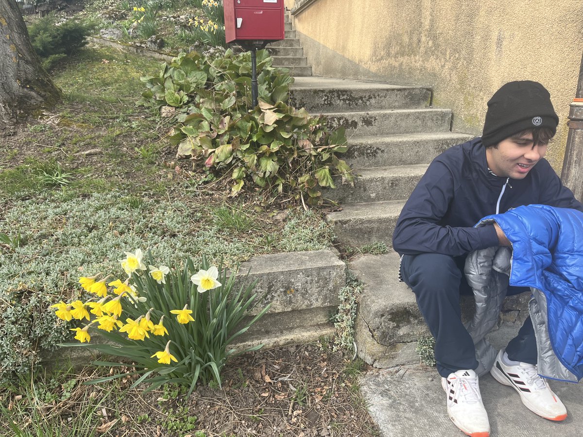 PinkTaxiRunner's tweet photo. Last March, this March - waiting for the bus after golf #montsurrolle #evaux https://t.co/KD4dz9OMho