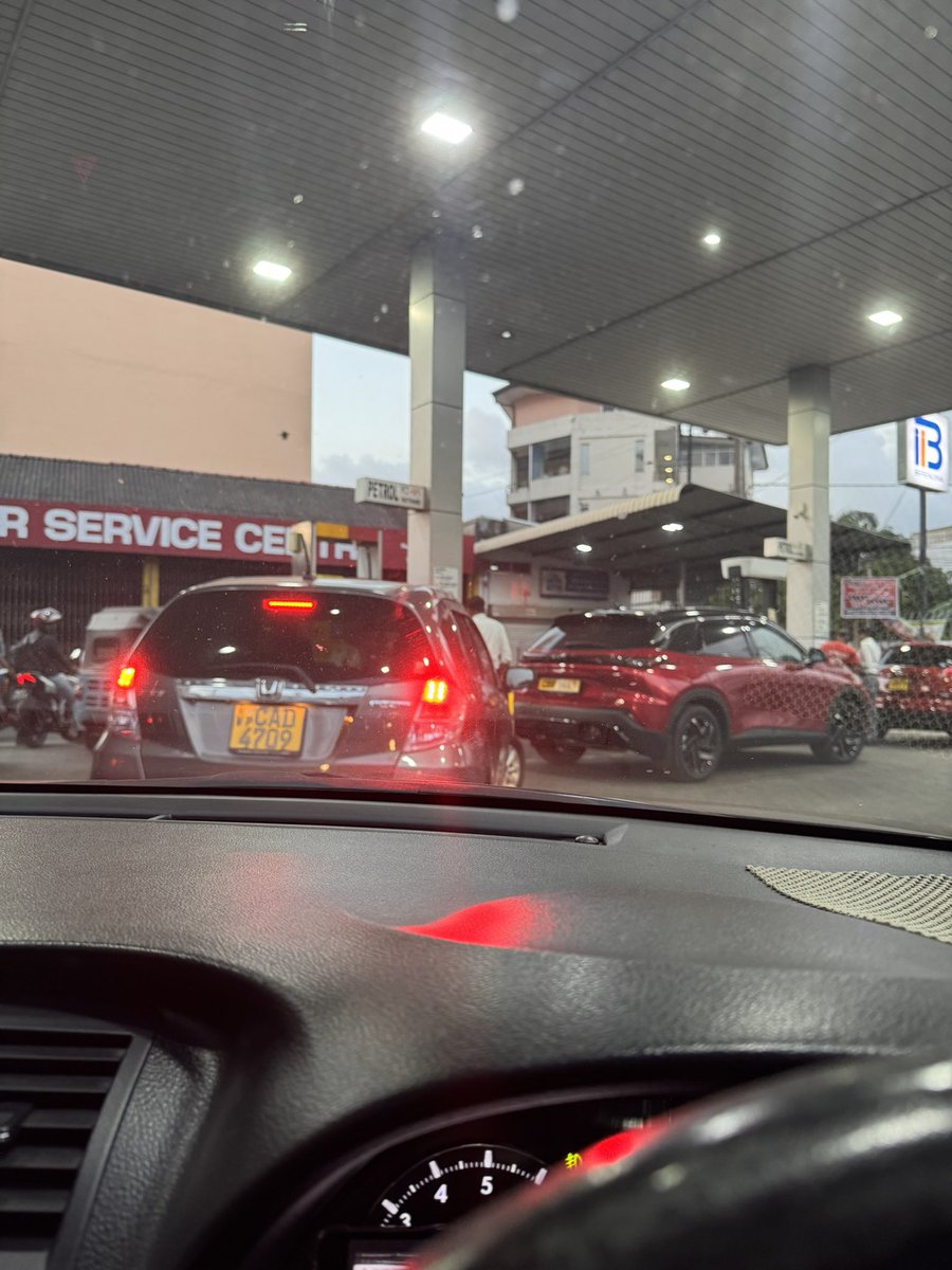 erangatennakoon's tweet photo. No rush at all. Pump easily. #FuelPassSL https://t.co/YpP45ji9Xp