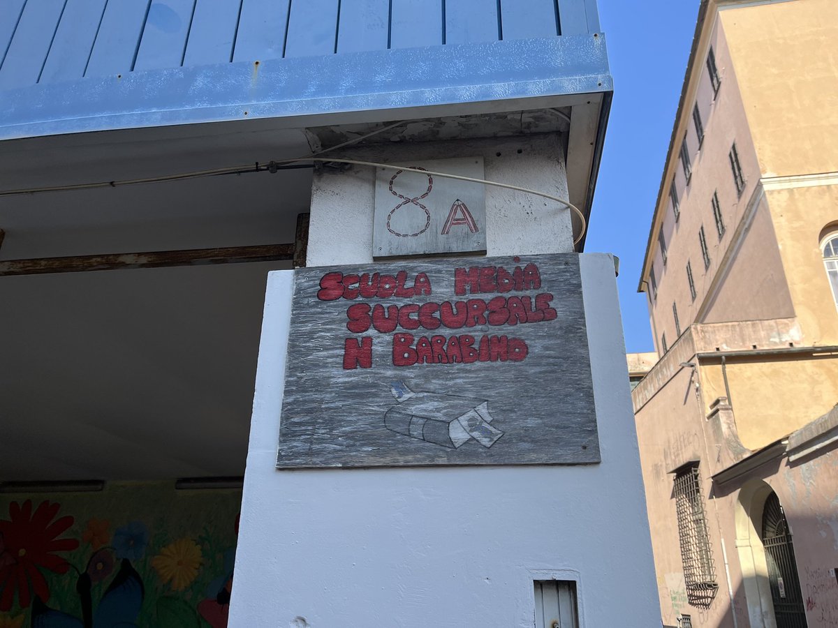 LaurentPoli115's tweet photo. 5ème jour à Gênes. Deuxième groupe. Visite du collège Scuola Barabino. Dans une classe de 4ème, les élèves suivent un plan de construction d'un trapèze rectangulaire en utilisant Geogebra. Discussion très enrichissante et chaleureuse avec l’équipe de direction #peer2Formaths https://t.co/3bAYAqhnJJ