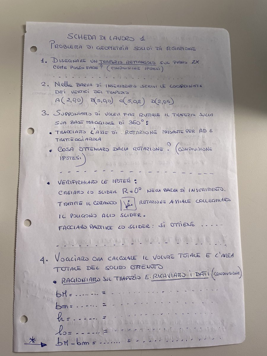 LaurentPoli115's tweet photo. 5ème jour à Gênes. Deuxième groupe. Visite du collège Scuola Barabino. Dans une classe de 4ème, les élèves suivent un plan de construction d'un trapèze rectangulaire en utilisant Geogebra. Discussion très enrichissante et chaleureuse avec l’équipe de direction #peer2Formaths https://t.co/3bAYAqhnJJ