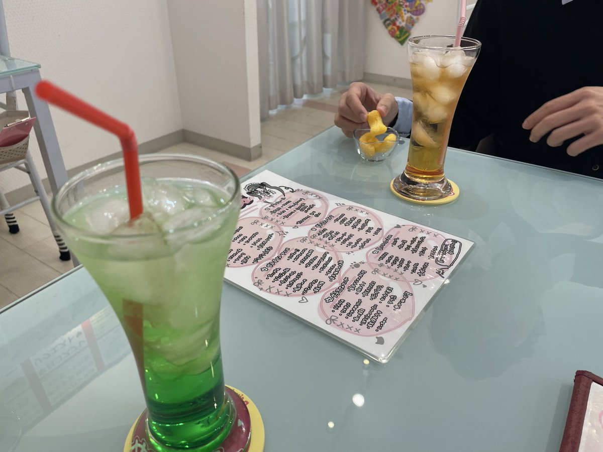 yone_mee's tweet photo. 人生初メイド喫茶からの油そばからのカラオケ！ハチワレ描いてもらった！！めっちゃ上手！チェキも撮ったけど撮るのは楽しいけど貰った写真要らないどうする捨てる？？皆どうしてるんだろ https://t.co/k1ZD4RE8Qm