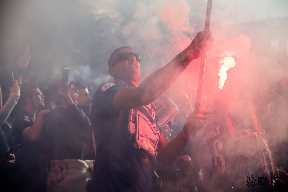🏟️ 𝗥𝗘𝗖𝗜𝗕𝗜𝗠𝗜𝗘𝗡𝗧𝗢 𝗗𝗘 𝗟𝗔 𝗔𝗙𝗜𝗖𝗜𝗢́𝗡 

El autobús del equipo saldrá del hotel 𝗮 𝗹𝗮𝘀 𝟭𝟵:𝟯𝟬 y llegará al Palacio de Deportes de Granada 𝗺𝘂𝘆 𝗽𝗼𝗰𝗼 𝗱𝗲𝘀𝗽𝘂𝗲́𝘀. 🚎

📍 ¡Nos vemos en el cruce entre 𝗣𝗮𝘀𝗲𝗼 𝗱𝗲𝗹 𝗘𝗺𝗽𝗲𝗿𝗮𝗱𝗼𝗿 𝗖𝗮𝗿𝗹𝗼𝘀 𝗩