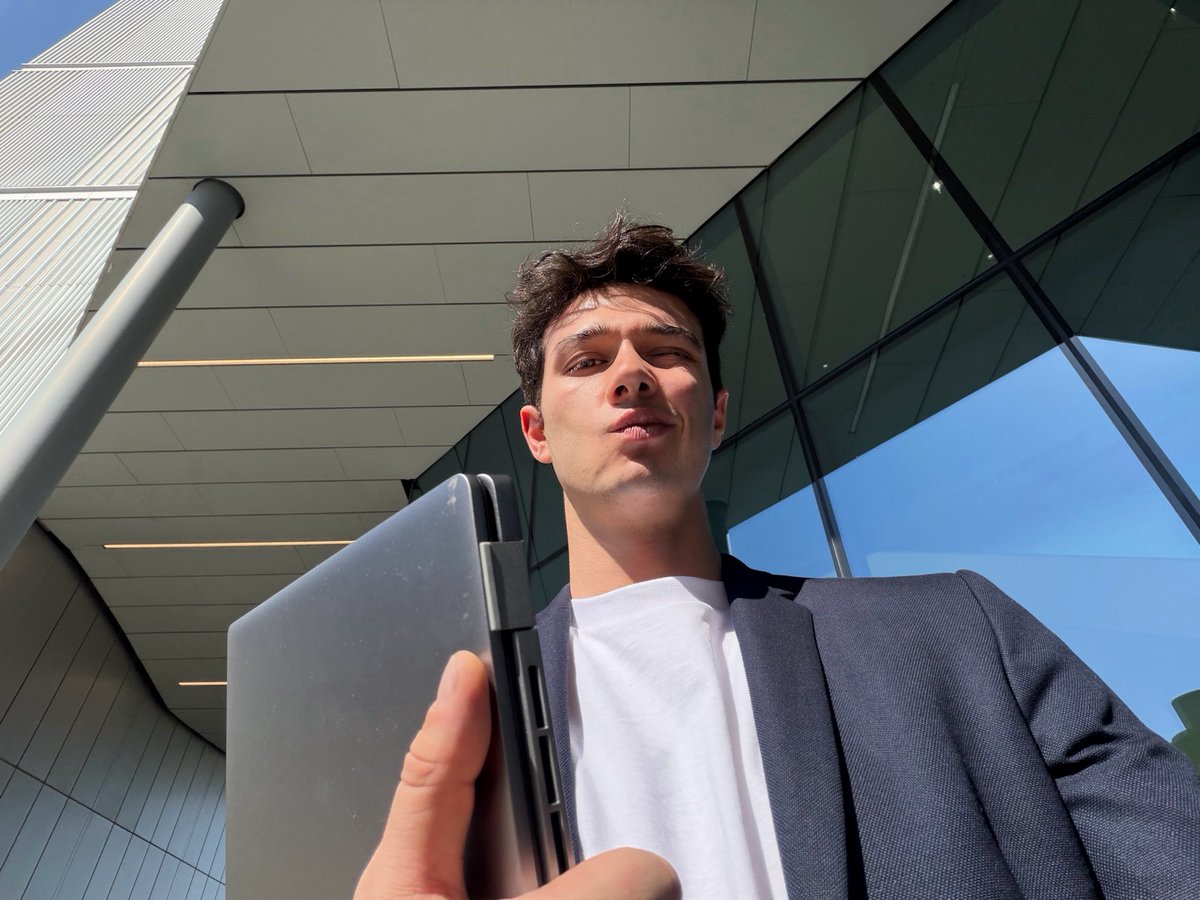 ferniant23's tweet photo. office boy https://t.co/pZRkZ40CFh
