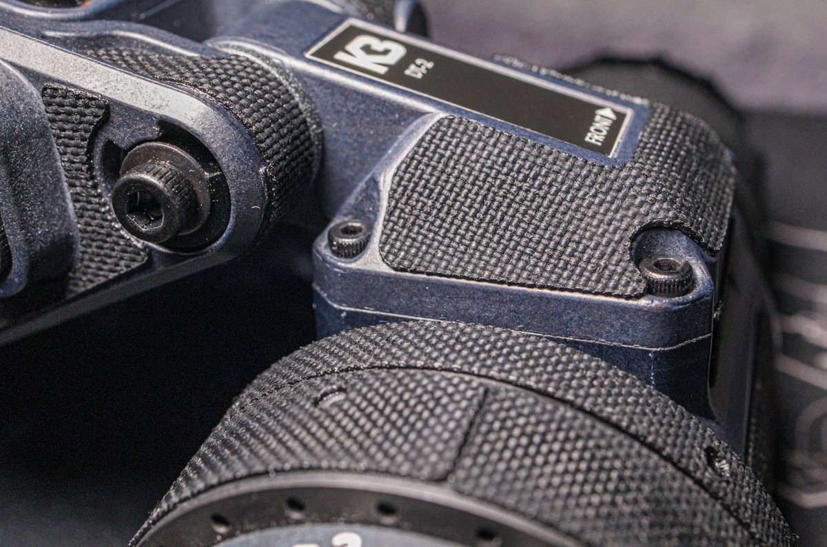 これが…？
こうなる！！！

本体色がグレーっぽいから黒グレーのtwo-toneって感じになるね～～( ◠‿◠ ) 

マジ貼るの大変だった…ｗ よく頑張った俺…！

接眼と対物にもラップ貼っちゃうのはちょっと意外だった🙄